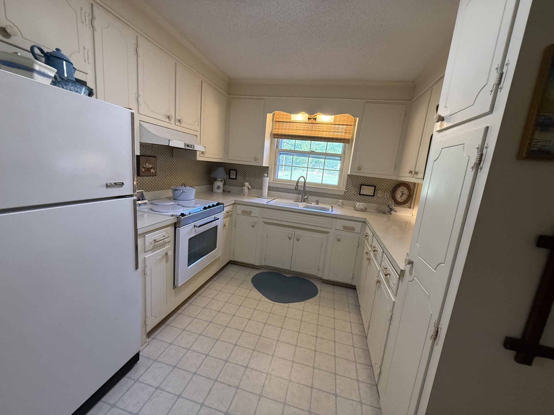Second view of the kitchen